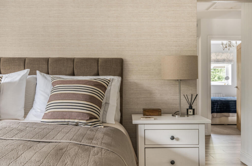 1323608-10-6890ec...