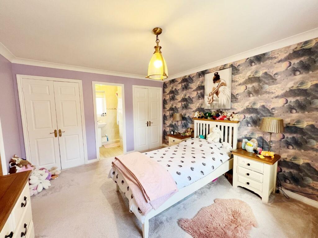 Bedroom 1 pic 4.jpg