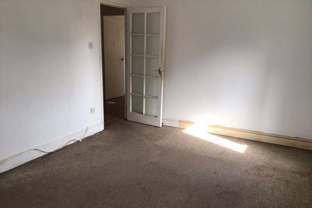 Flat 10 Wyvern House, Bridge Road, Grays, Essex, RM17 6RS
