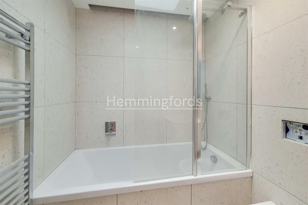 7_Bathroom-0.jpg