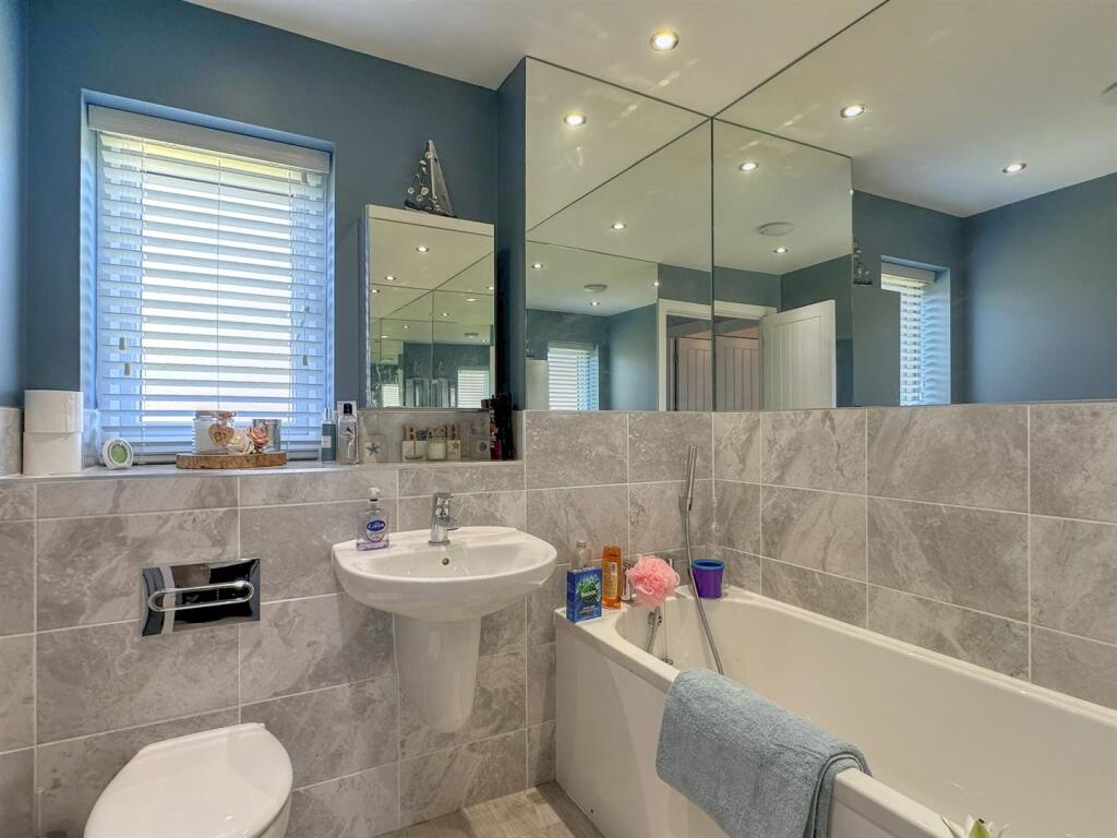 BATHROOM/WC