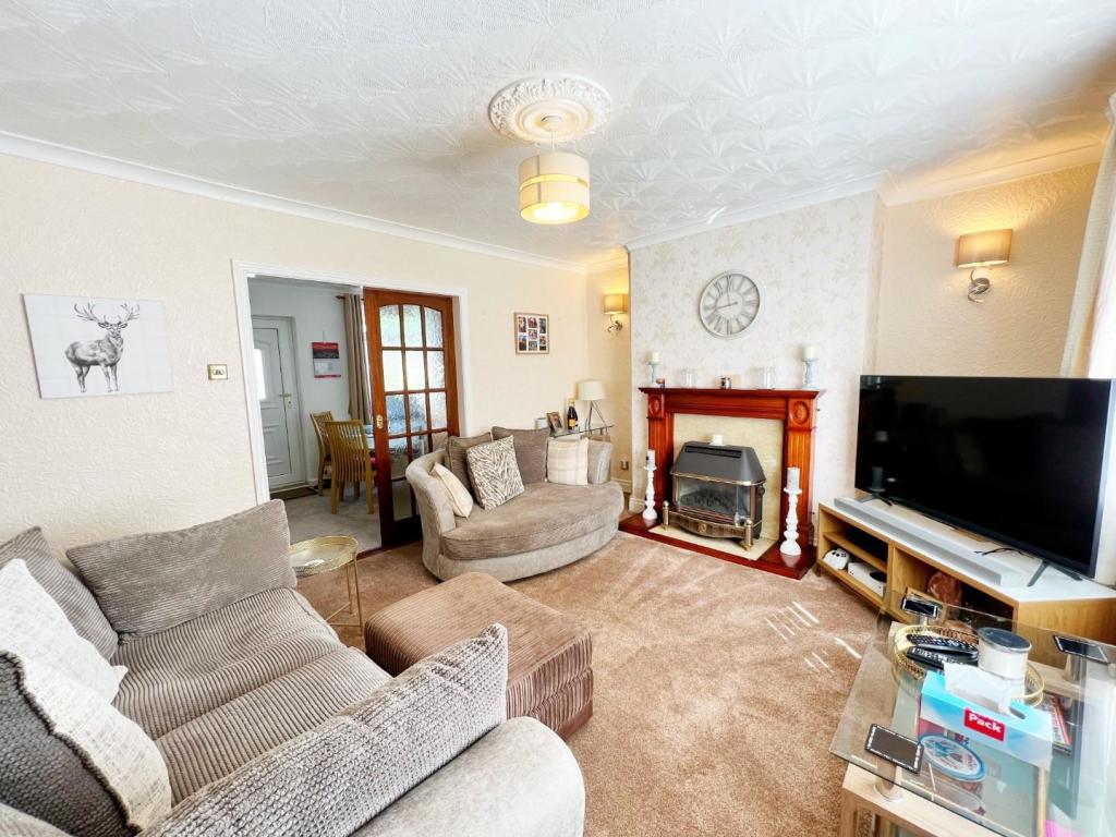 Lounge pic 1.jpg