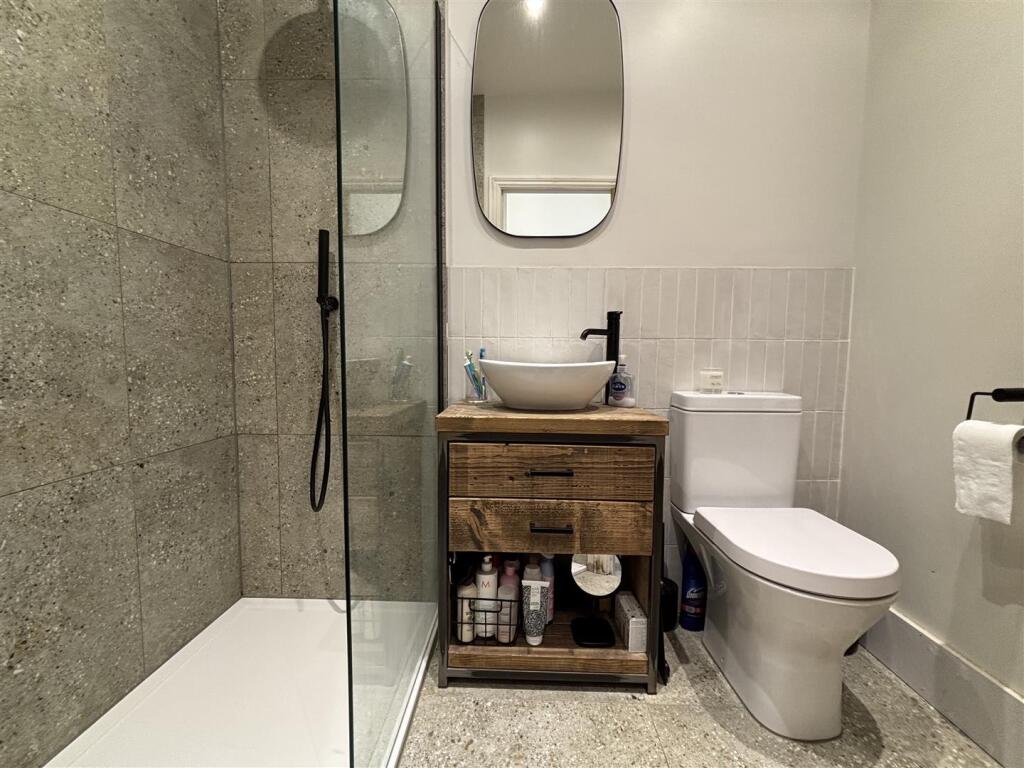 New street bathroom.jpg