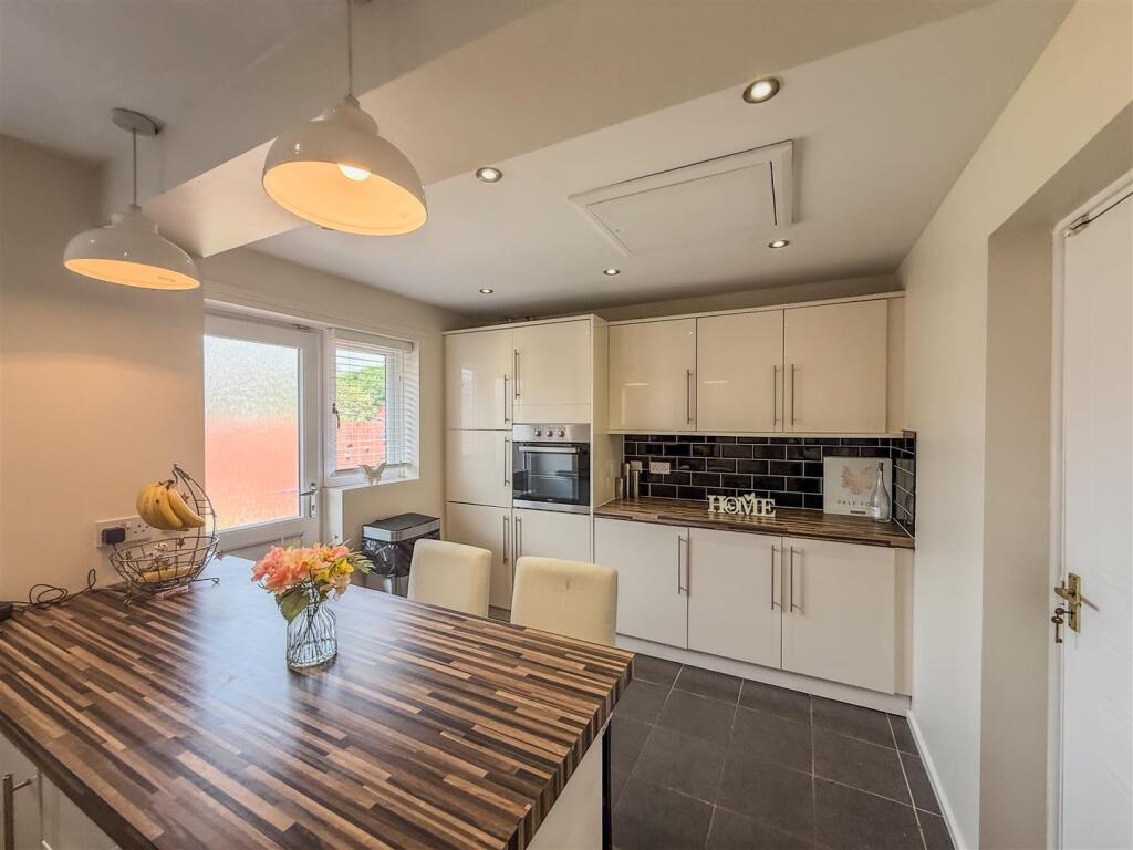 BREAKFASTING KITCHEN