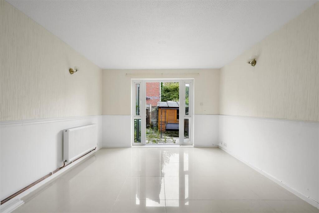 Rolvenden Place, N17