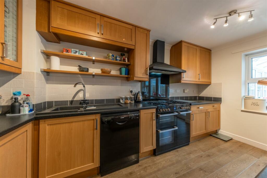 27 Harthill Close-009.jpg