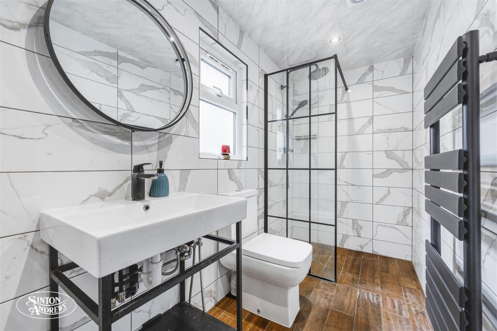 GFF 38 Lawn Gardens Bathrrom.jpg