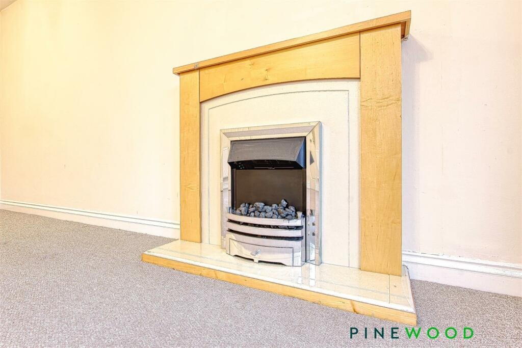 LOUNGE DINER - FIREPLACE