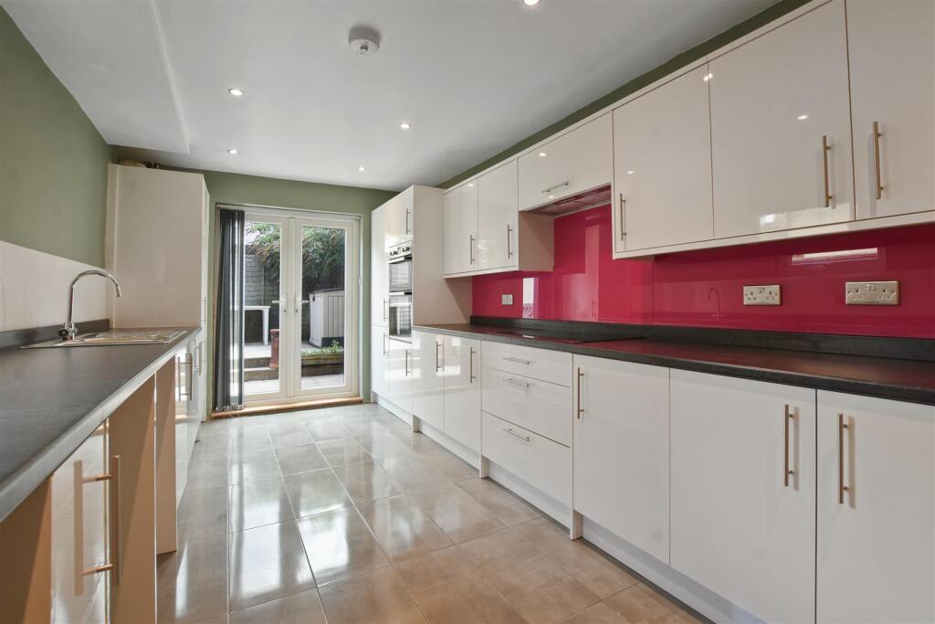 10-f349GCWT - 8 Felixstowe Road - Kitchen -Origina