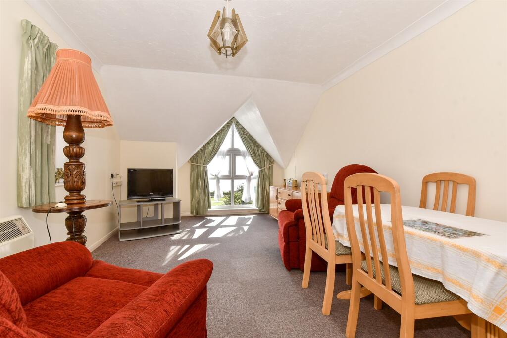 Lounge/ Dining Room