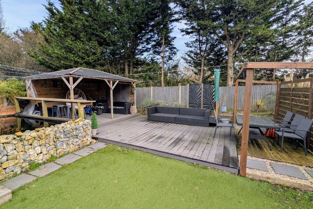 ADJACENT LAND (SEE AGENTS NOTE)