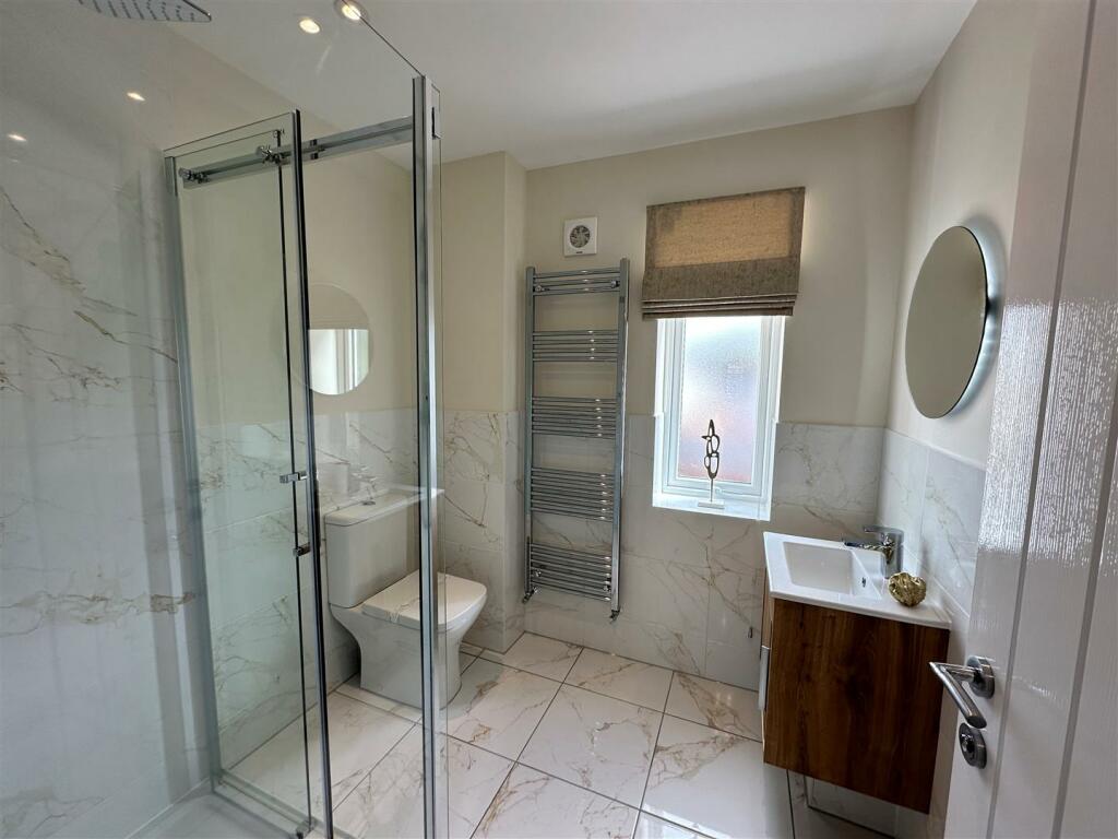 Bathroom/En-suite 1