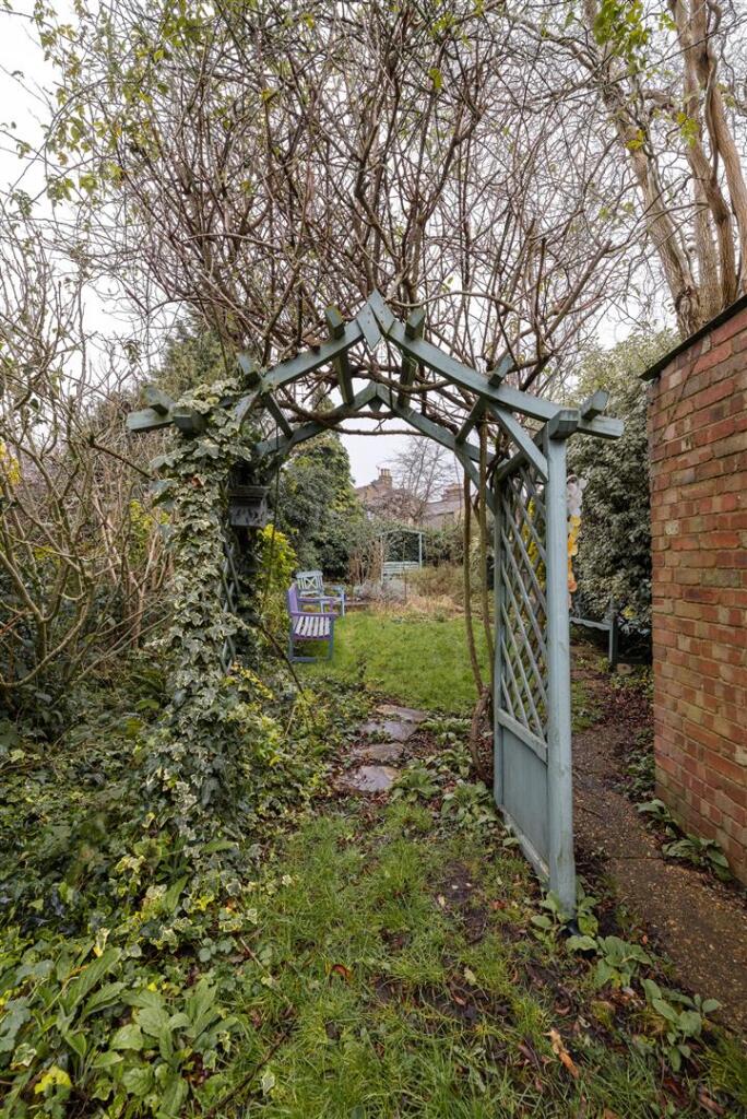 Mulberry Way, E18