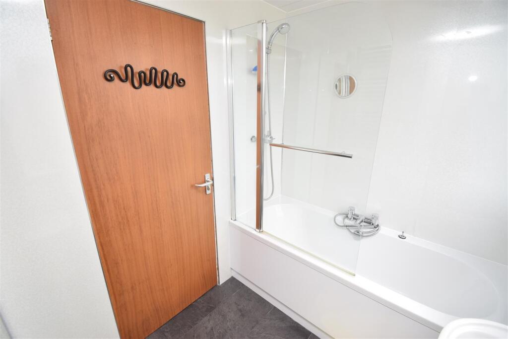 BATHROOM (2).JPG