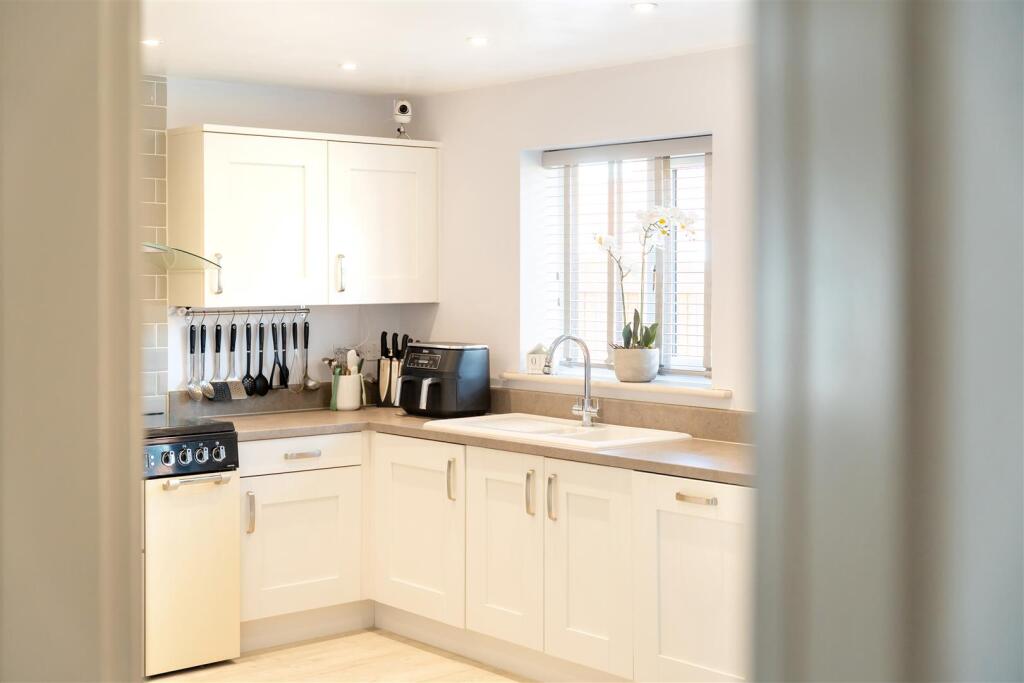 19 Larchwood Close-06.jpg