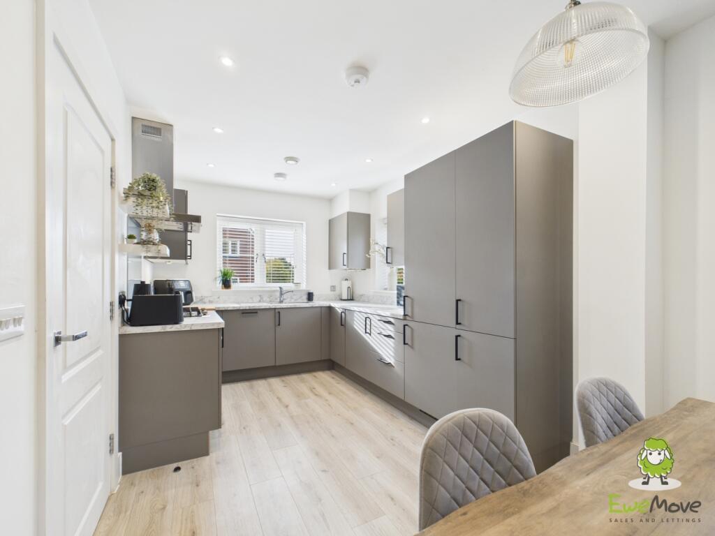 EweMove Estate Agents Basingstoke - Fishbourne Gar