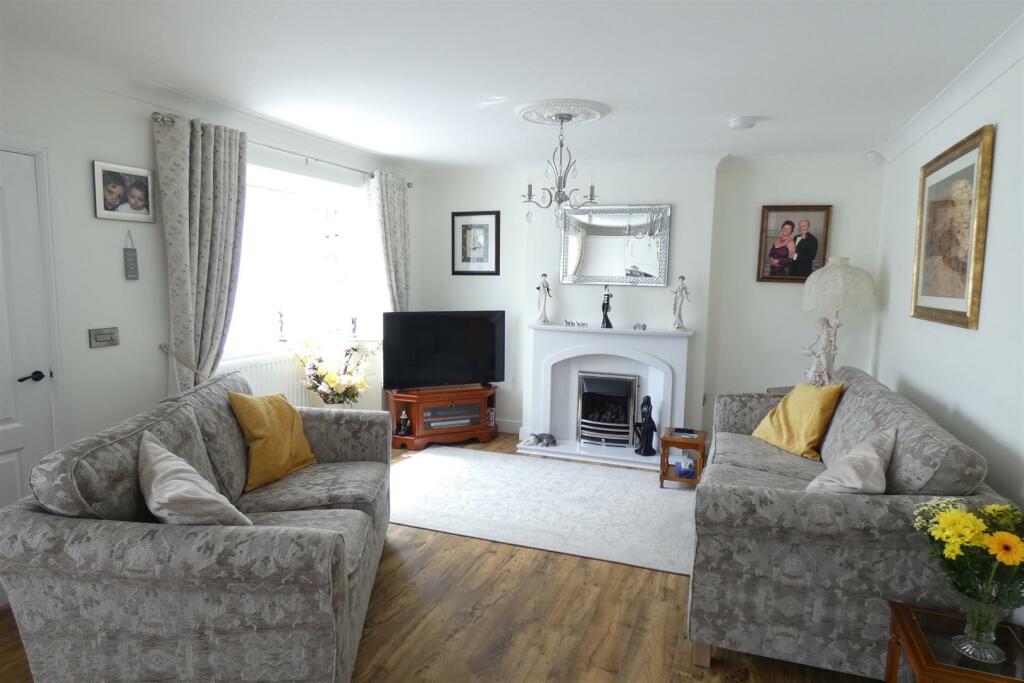 OPEN PLAN LIVING AREA/KITCHEN AREA