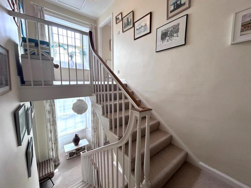 FIRST FLOOR LANDING