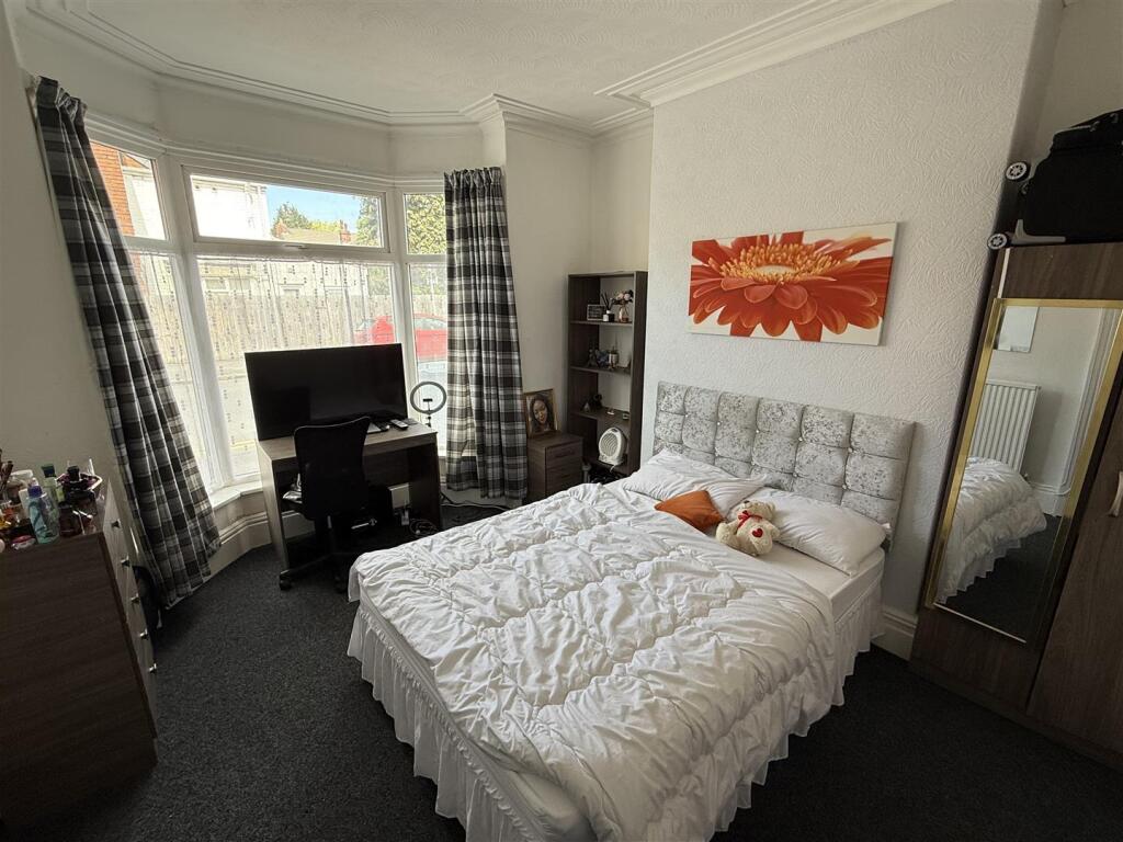 Bed 1.jpg