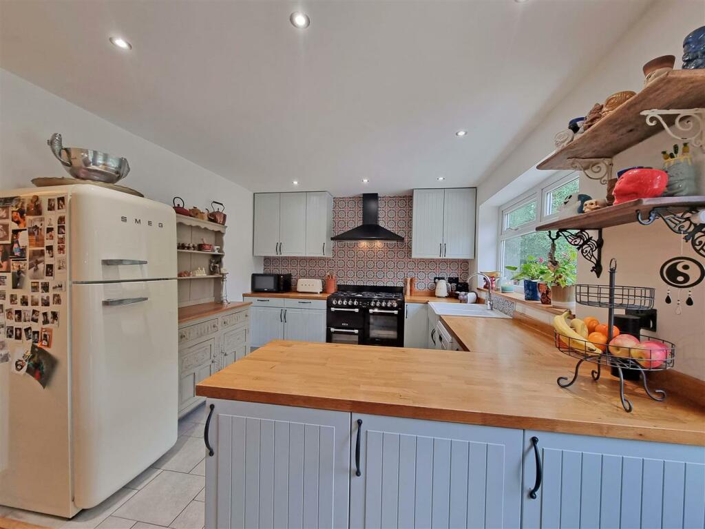 SUPERB EXTENDED KITCHEN DINER