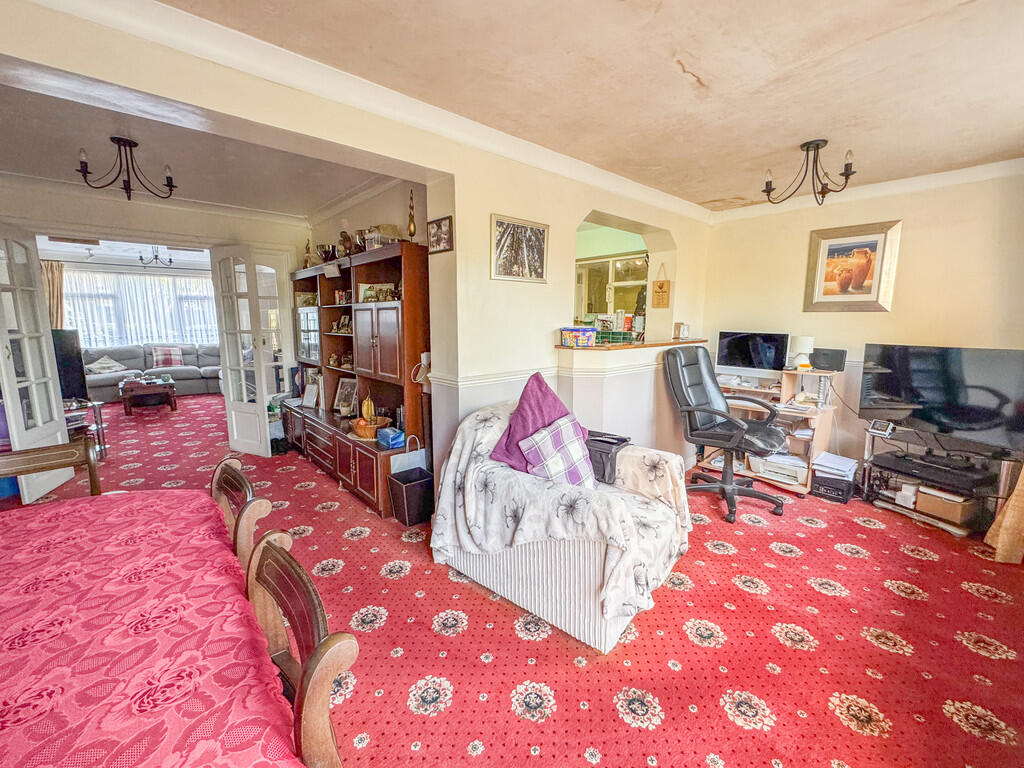 breakfast area op...