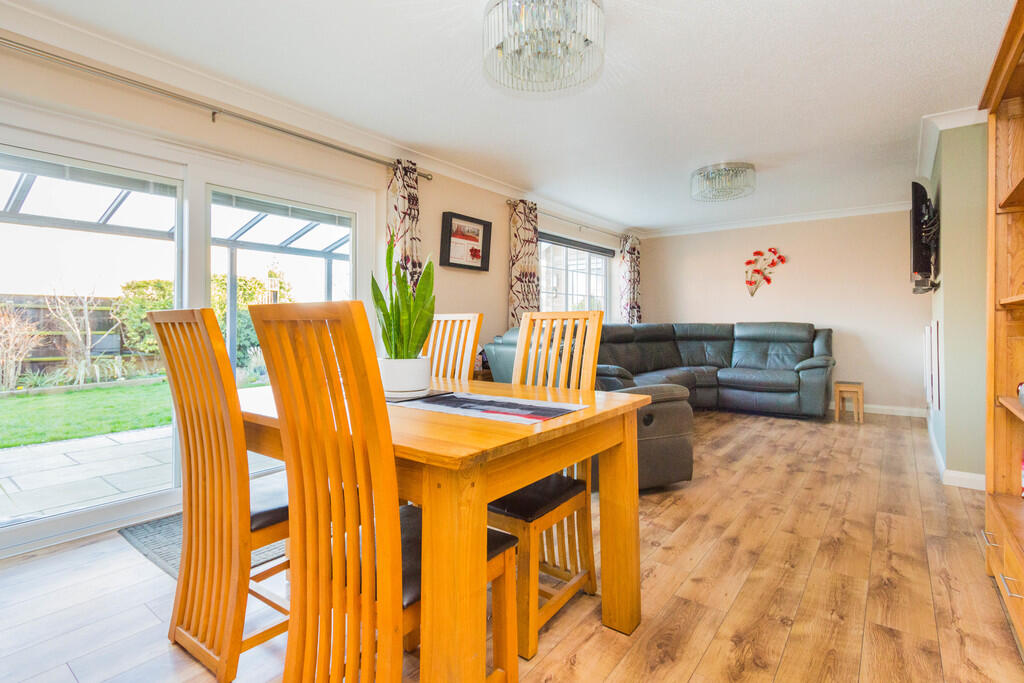 Lounge/Dining Roo...