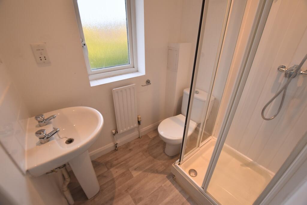 36 Radstock Crescent en-suite