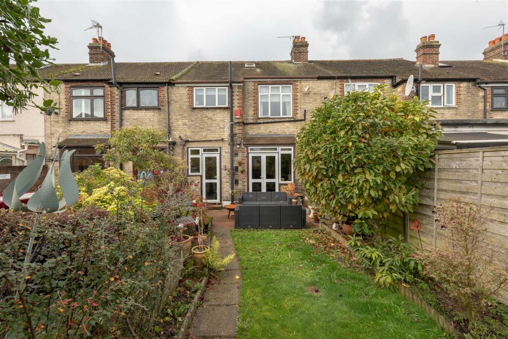 Larkshall Road E4
