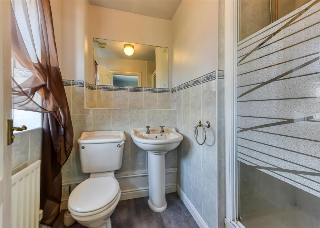 35 Hellier Drive-En Suite.jpg
