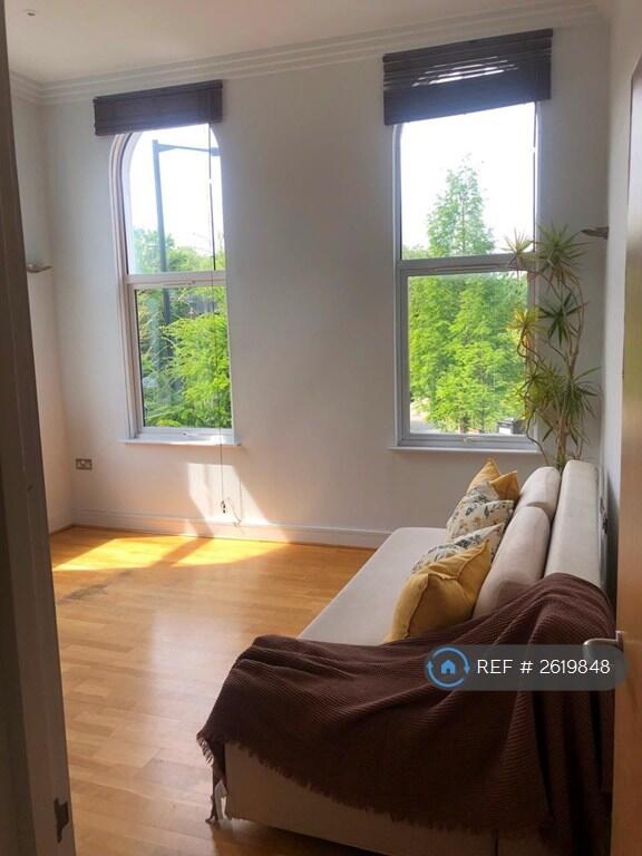 One Bed Apartment Pub Conversión In Hackney Wick