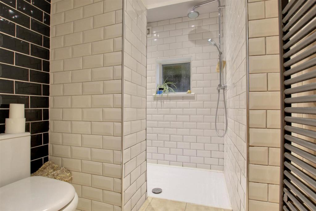 SHOWER ROOM/WC