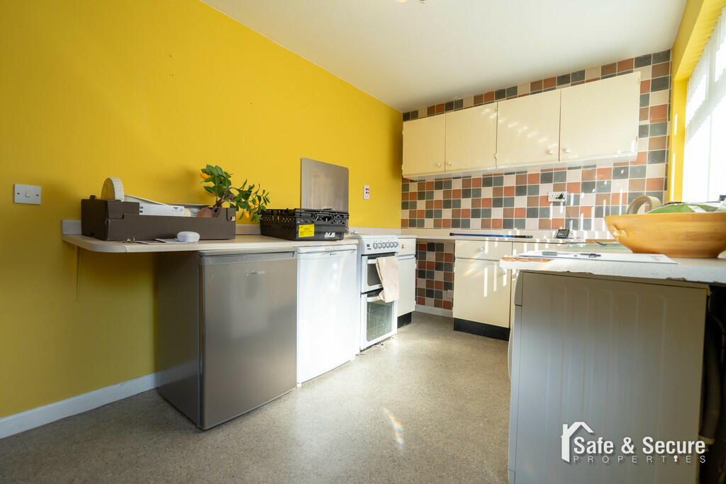 32 Leyland Close-...