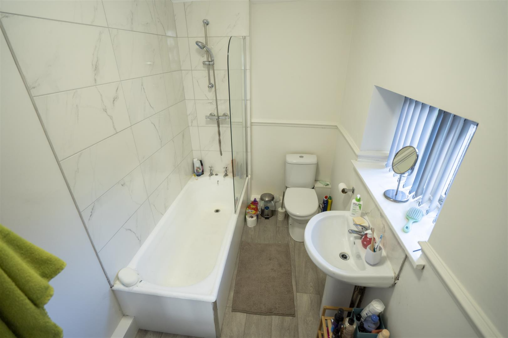 Bedroom2 ensuite.png