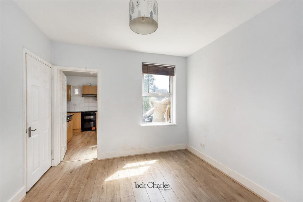 30 Woodlands, TN4 9HW 003.jpg