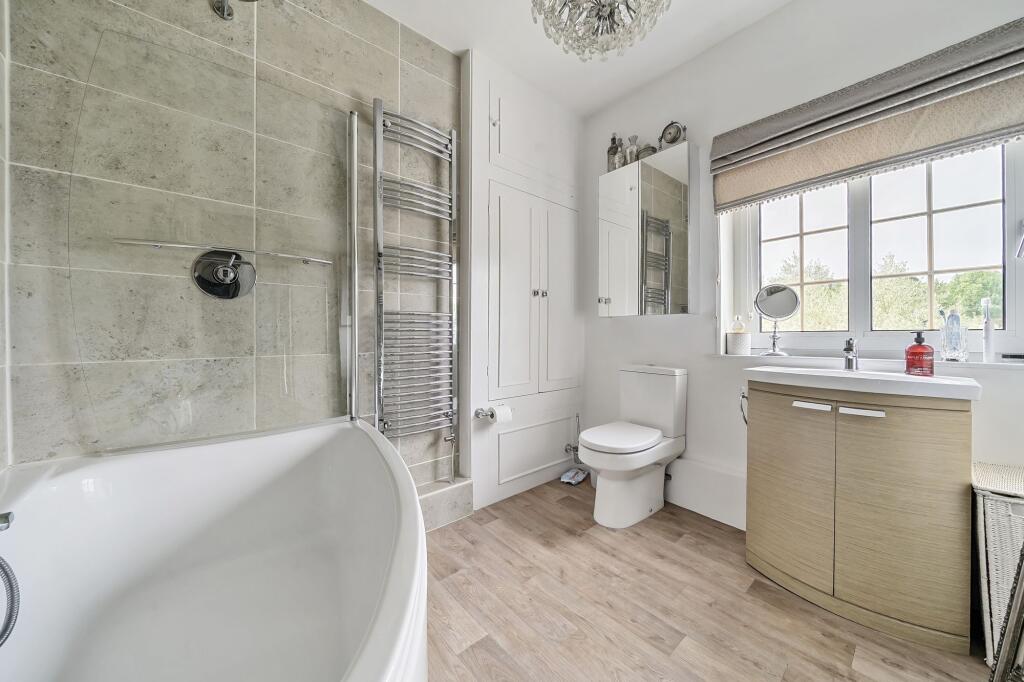 Bathroom W.C (1)