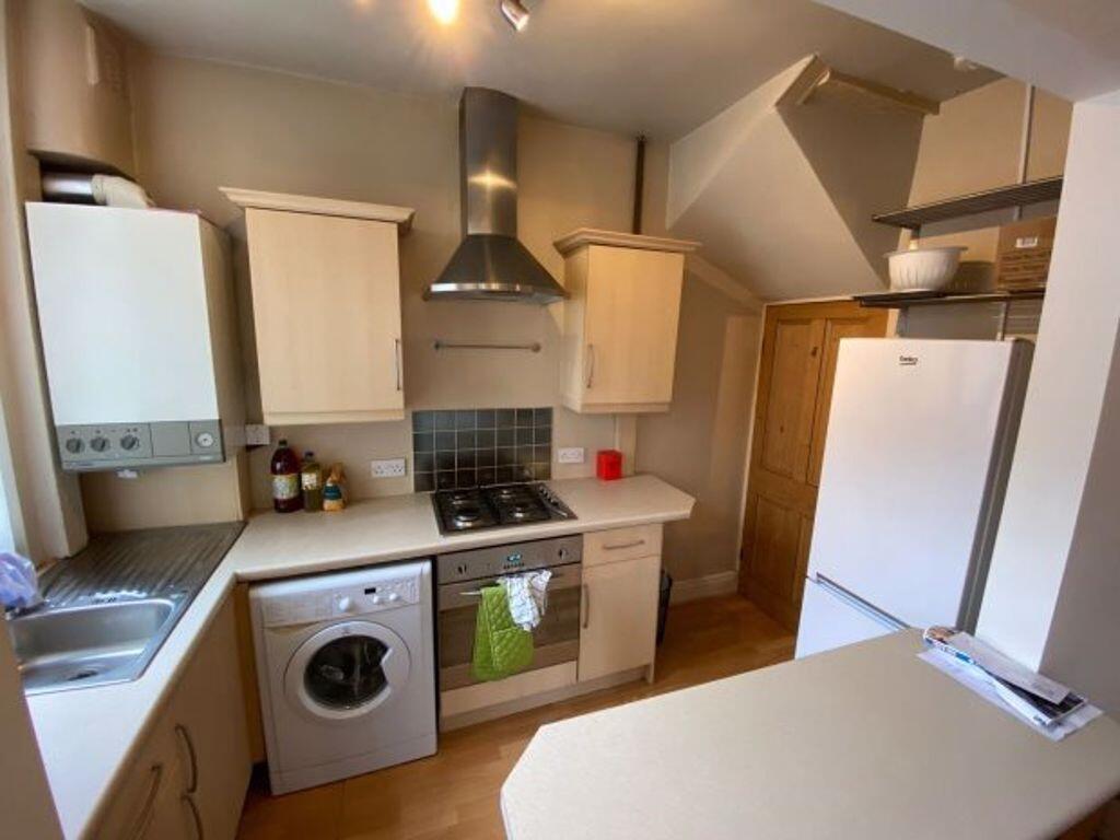Bright, well-equipped kitchen with fitted units...