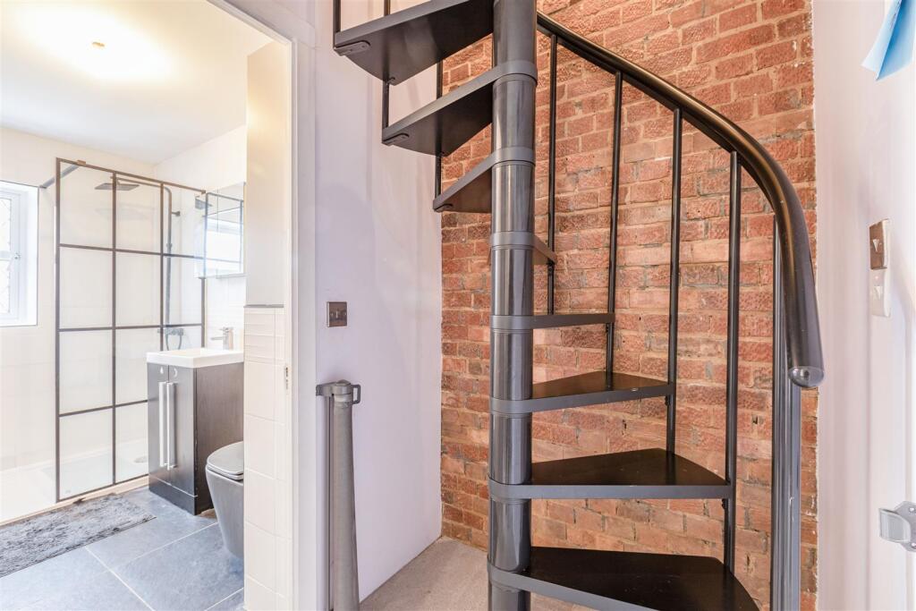 57 Monks Crescent, Addlestone, KT15 1UX - 4.jpg