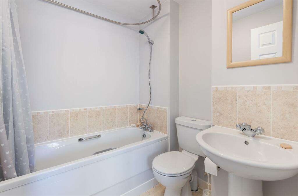 Ensuite Bathroom.jpg