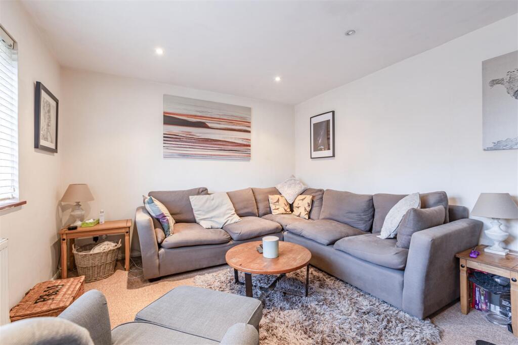 7 Cornwall Avenue, KT14 7EX - 5.jpg