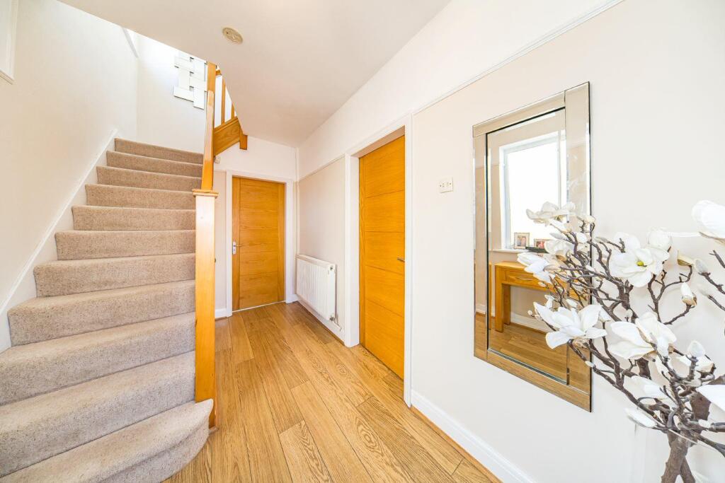 10 Birch Grove hall.jpg