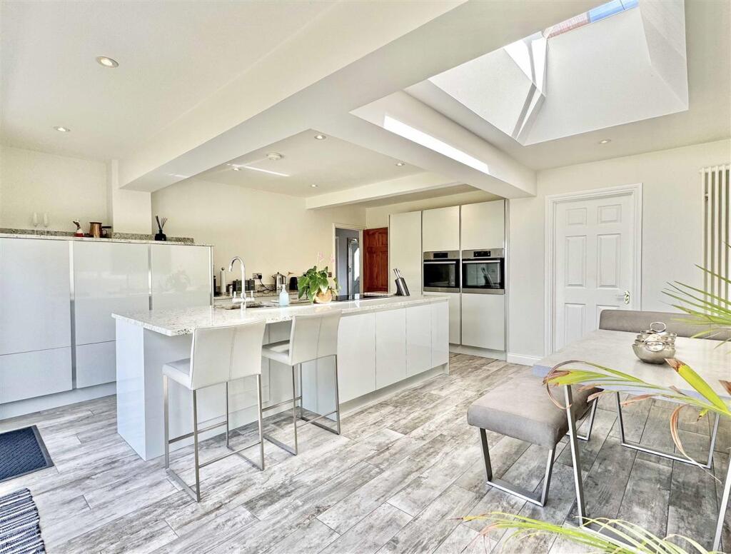 Kitchen Family Room b.jpg
