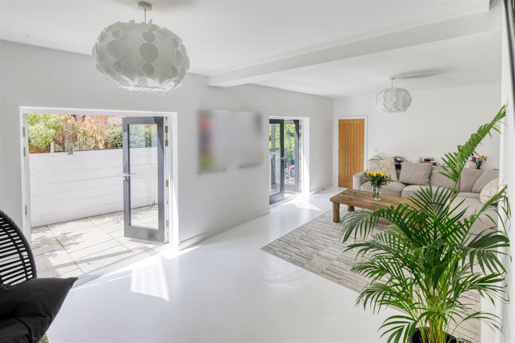 Spacious Lounge/Dining Room