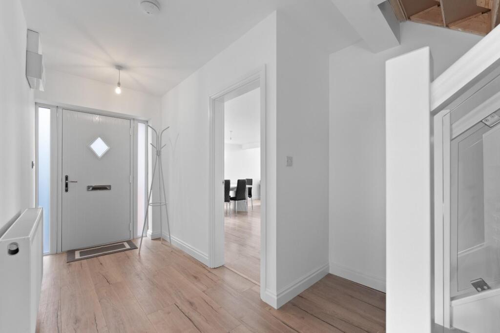 ENTRANCE HALL 03.jpg