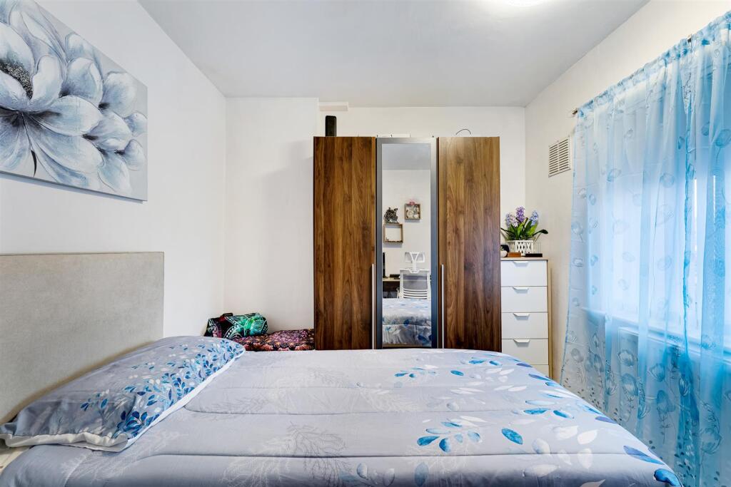 65 Hathersage Road bedroom 2.jpg