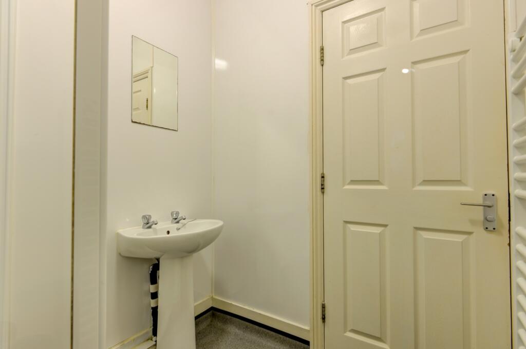84 Brading Road Bathroom 1 (2)