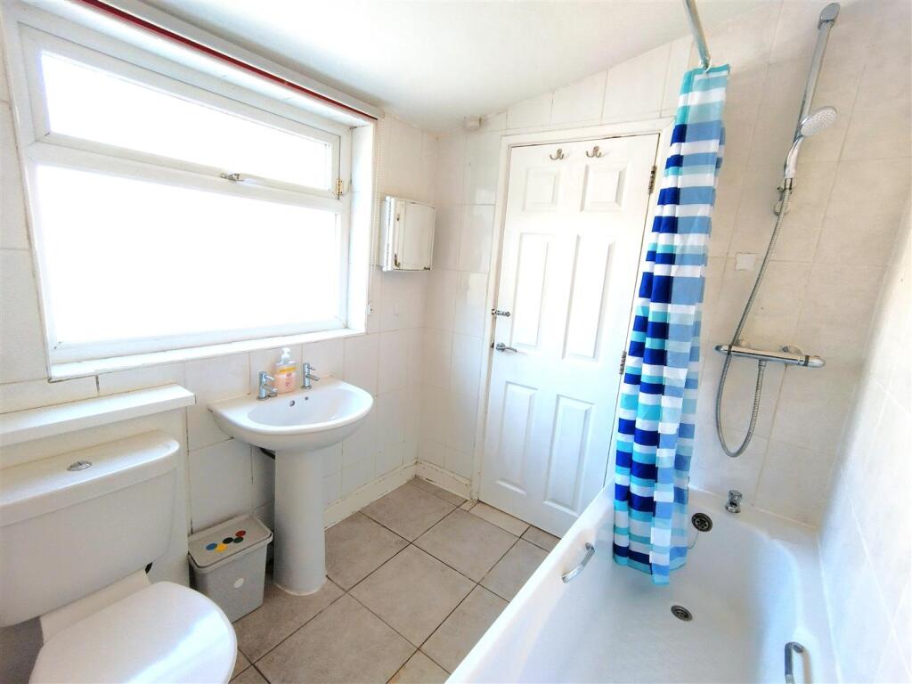 Bathroom 1.jpg