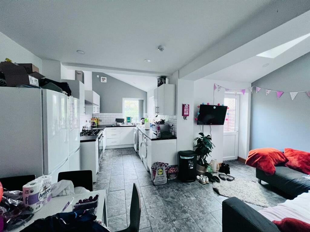 Lounge/Kitchen