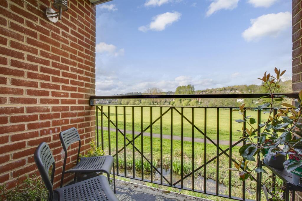17 Wye Gardens, Fryers Lane, HP12 3DU-13.jpg
