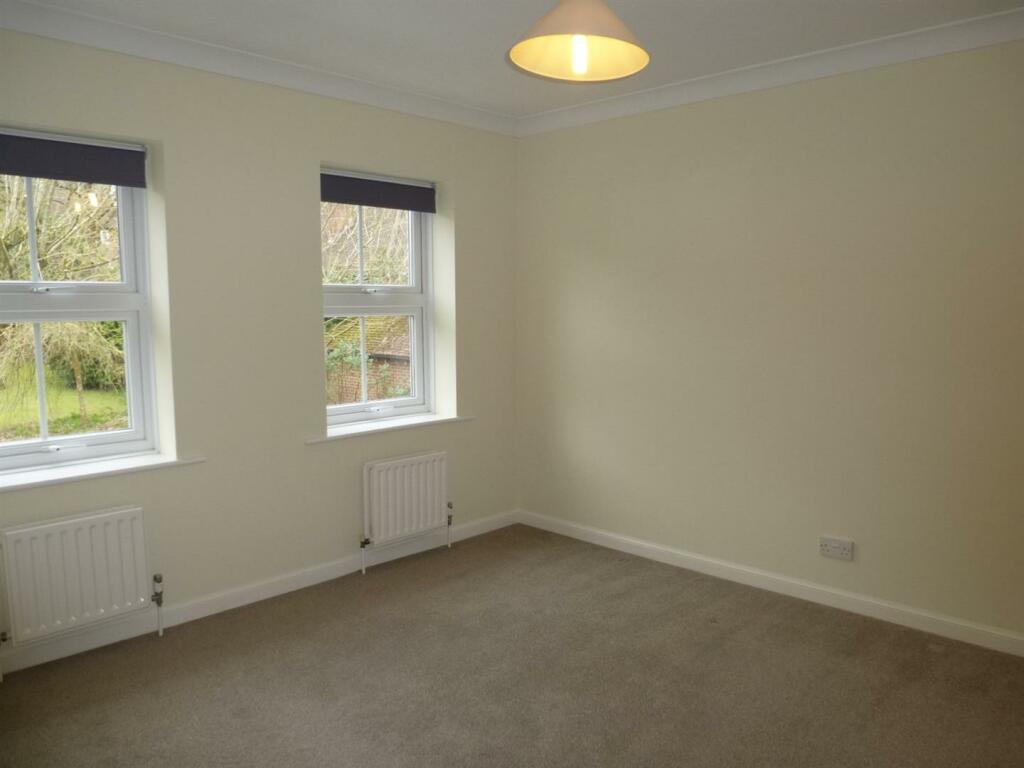 12 Stile Gardens - bedroom2 Feb 19.JPG