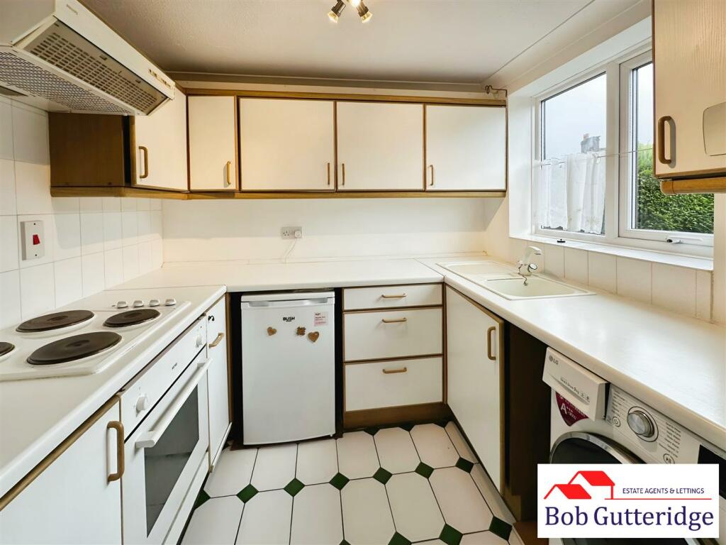FITTED KITCHEN